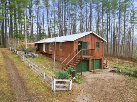 Where in the woods cabin - pet friendly - winery nearby