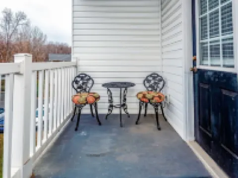 *New* Charming 2BR Lake Norman Condo near Charlotte Hotels in Cornelius