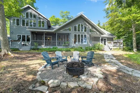 Spacious Lakefront Haven: Luxury Door County Retreat on Lake Michigan!