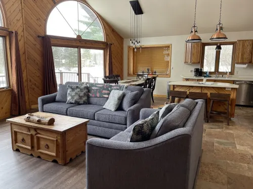 3BR Waterfront Home Steps to Downtown Eagle River Hotel di Eagle River