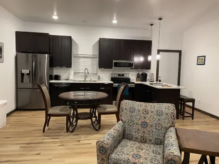 BRAND NEW Alaskan Cozy Cottage, Great Location! Отели в г. Делта-Джанкшен