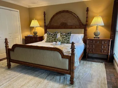 Nostalgic Gulf Coast Getaway Convenient Location! Sleeps 6 Modern Conveniences