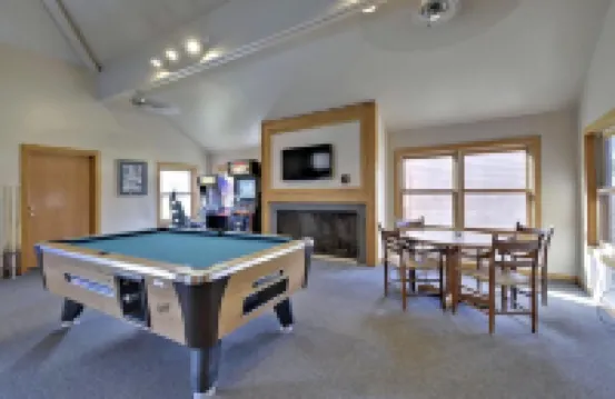 Ski home to a renovated cozy 1br condo w/fireplace & hot tub at Trail Creek!