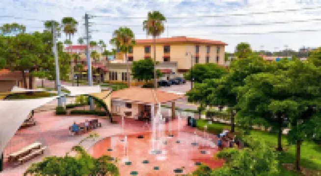 Huge Fall Discounts!!!!! 5 Bdr, 3 Bath. 7 Min to Beach, Sleeps 11, Private Pool!