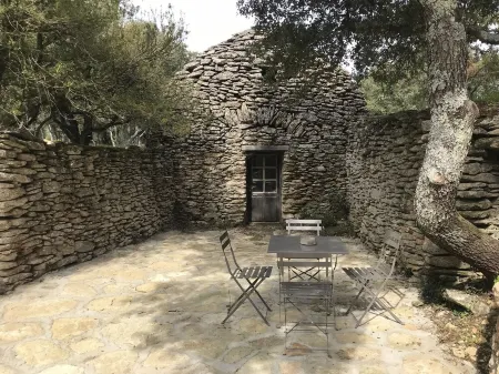 Magnificent property comprising house with heated swimming pool and sheepfold Отели рядом с достопримечательностью «Wellness - Capelongue»