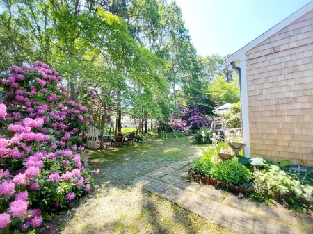 Craigville Beach Uber Relaxing Cape Cod Beach House w/ Beach Pass & Central Air Отели в г. Барнстейбл