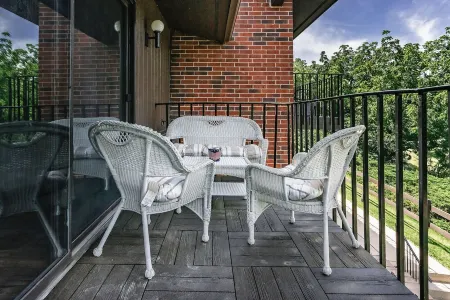 Family friendly Camp themed condo on Lake Como, minutes to downtown Lake Geneva