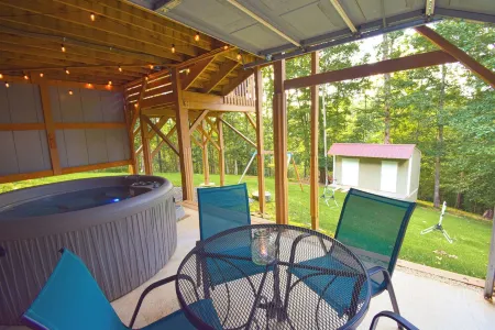 Deer Haven-Secluded Mountain House w/Outdoor Fireplace, Hot Tub, and Arcade