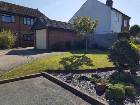 5 minute walk to beach, quite cul-de-sac location, parking for 3 cars Отели в г. Сандаун