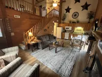 Western Themed Cabin Condo Close to Branson Fun, Area Lakes, and Pet Friendly