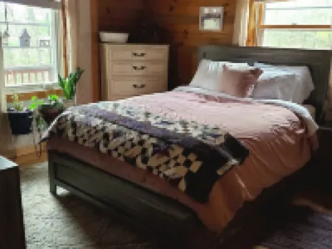 Near West Jefferson, Boone + Blue Ridge Parkway! Mountain get away w/ fireplace. Hotels in Pine Swamp