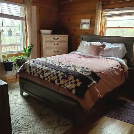 Near West Jefferson, Boone + Blue Ridge Parkway! Mountain get away w/ fireplace.