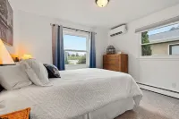 Cozy Spotless Lake Cottage-  Sports Lake, Gorgeous Sunsets, and Relaxation+ - 3-Star