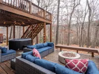 4-Bedroom Retreat in Massanutten: Hot Tub, Near Skiing, Golf, & Adventure Park Hotels in Massanutten