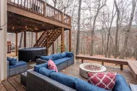 4-Bedroom Retreat in Massanutten: Hot Tub, Near Skiing, Golf, & Adventure Park