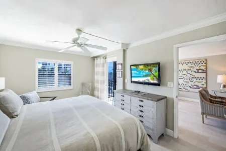 New Salt Water Pool and Sun Deck  Steps to Vanderbilt Beach  Water Views