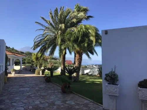 TENERIFE-CANARIAS-HOUSE - POOL-WITH-SALT-WATER-LARGE-GARDEN.