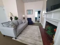 Cozy 2 bedroom, downtown, free parking, FIOS Hotel a Auburn