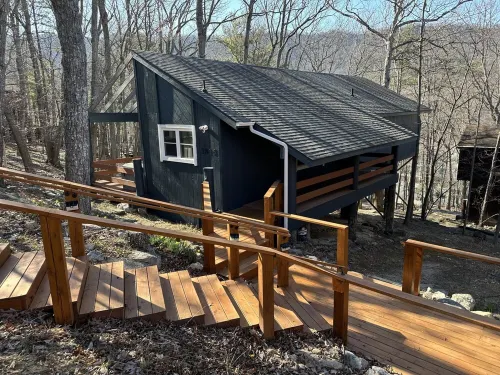 Cozy Treehouse 2-bedroom cabin in beautiful 4-season Massanutten Resort