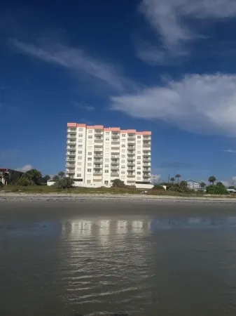 Beautiful Beachside Condo in Ormond-by-the-Sea Отели в г. Ормонд-Бай-Те-Си