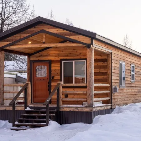 Kade's Cabin || 2 bed 1 bath urban cabin