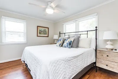 Comfortable and Quiet Condo near the Village and NC State