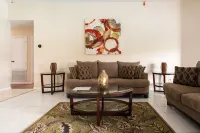 Spacious & amazing lake view with pool. Hotel a Brandon