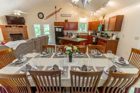 Creekside - Massanutten Resort Home w/Game Room & Balcony Отели в г. Массанаттен