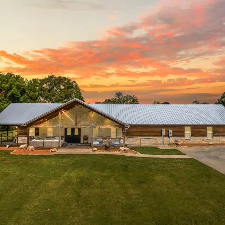 Ranch House Farm Stay w/Fishing/RecCourt/Pools/Kayaks/FarmAnimals