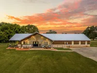Ranch House Farm Stay w/Fishing/RecCourt/Pools/Kayaks/FarmAnimals