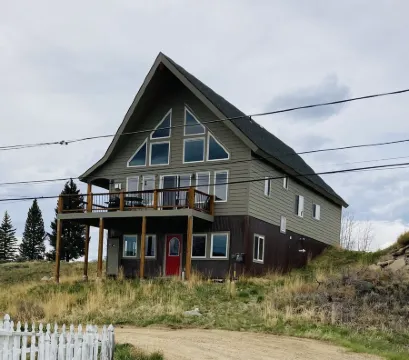 Enjoy Our New House In Historic Leadville, including your pets.