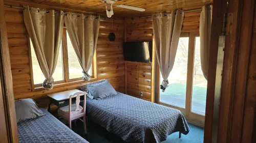 Gorgeous 4Br Log Retreat on 40 Acres —Pond View – Mid-Michigan—sleeps 11+