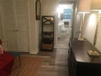 Super Clean luxury flat near the James River in park-like setting. 리치몬드 호텔