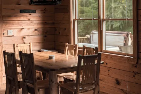 Shenandoah Mountain Majesty Log Cabin on 15 Acres - Hot Tub-1GB Fiber Internet