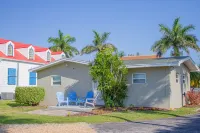 Gorgeous Beach front 2/2 on the Fort Pierce Inlet Publix Super Market at Taylor Creek Commons附近的飯店