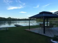 Cozy little cottage on beautiful Pine Lake Hotels in Barry County