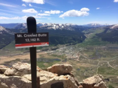 Coal Creek In-town Retreat!  3BR/3 Full BAs  - SLPS 8 - 2 blocks to Elk Ave!