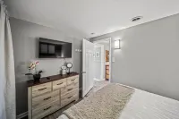 Lake Grove Cottage: 1 min walk to the Strip!