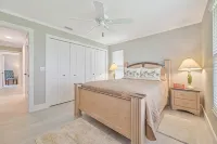 Delightful 3 BR waterfront Villa w. heated pool/ dock/ boat lift/ fishing poles