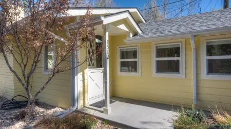 Gorgeous New Canyon Cottage steps to 5 star Broadmoor and limitless trail system