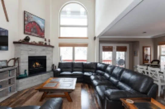 SKI IN/OUT, HOT TUB. 4 Bed 4.5 bath, 3 Kings, sleeps 20! 45 min to Glacier.