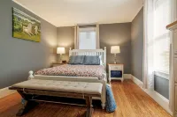 Spacious in-town cottage w/home office. Walk everywhere from your front steps.