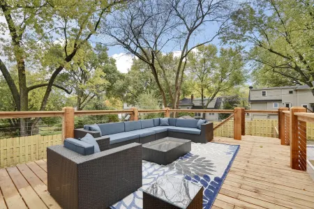 ★Luxury Home★Best Deck/Patio in KC★DreamLux Beds★Gated Driveway★