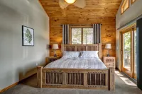 Beautiful 7 Bed, 6 Bath, Huge Dock, Boat Launch @ House, Game Room, Kid Friendly