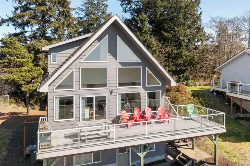 The Lighthouse - Hot Tub, Walk to Beach, Sleeps 10, Pets Allowed - 4-Star