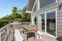 Jetty Lighthouse/Hot Tub/Walk to Beach/Sleeps 10/Pets Allowed