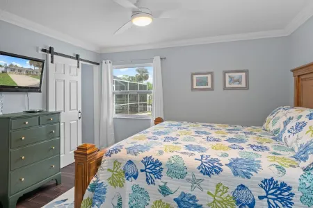 Waterfront Pool & Dock, Minutes to Springs & Gulf