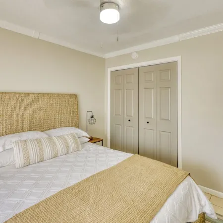 Charming condo close distance to Honeymoon Island!