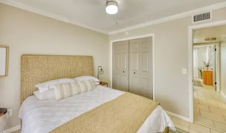 Charming condo close distance to Honeymoon Island! Отели рядом с достопримечательностью «Oasis Beach»