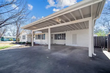 Haven Haus:  Spacious 3Br, 2BA w/ Firepit & Coffee Bar, 6 Blocks from Main St